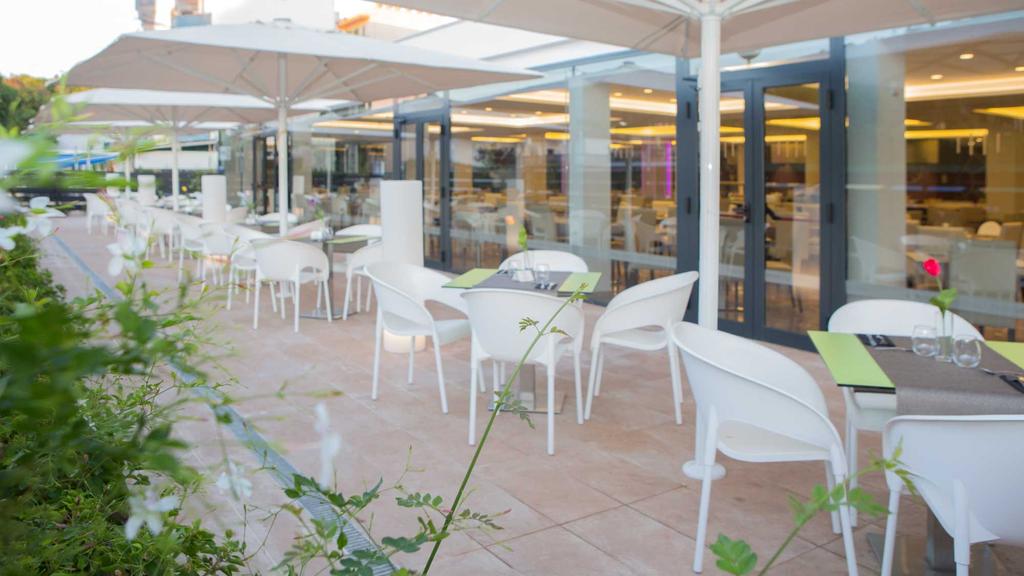 Restaurant & Pool Bar