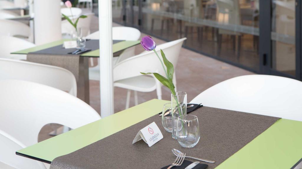 Restaurant & Pool Bar