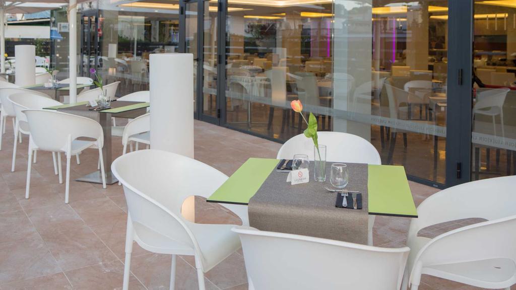 Restaurant & Pool Bar