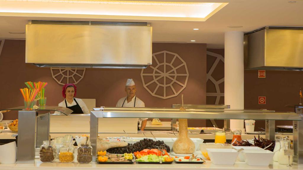 Restaurant & Pool Bar