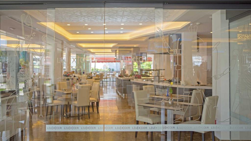 Restaurant & Pool Bar