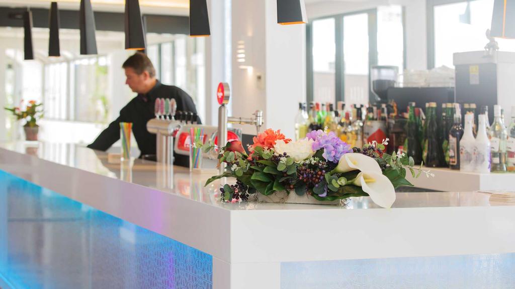 Restaurant & Pool Bar